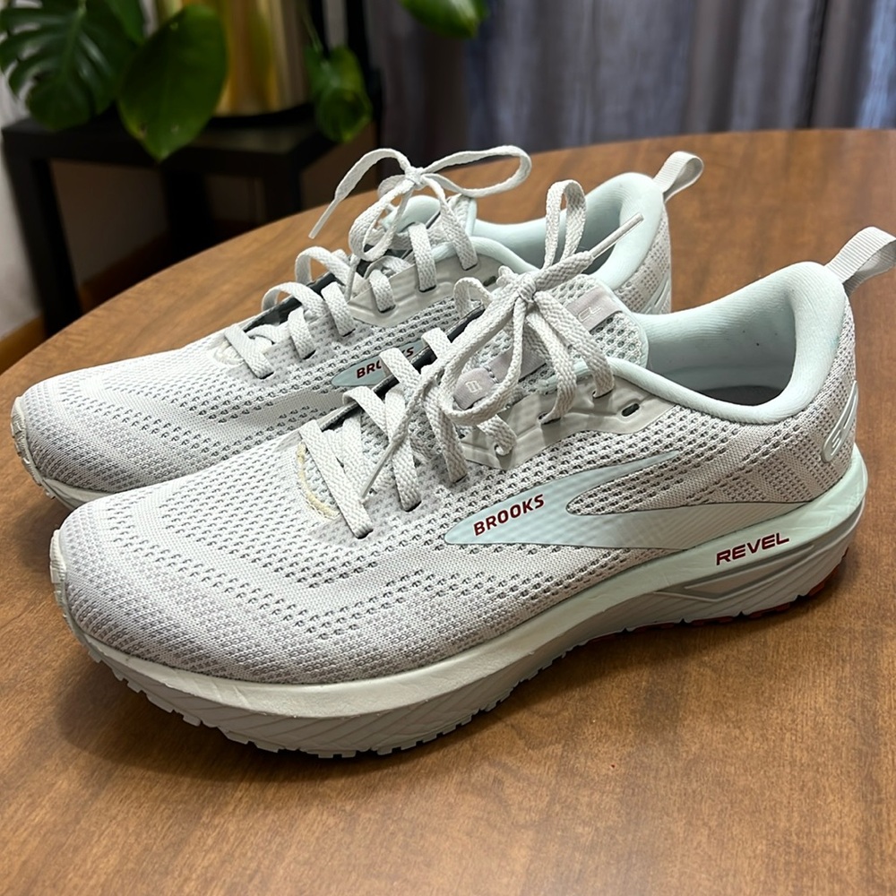 Brooks Revel Women's Sneakers - Light Gray